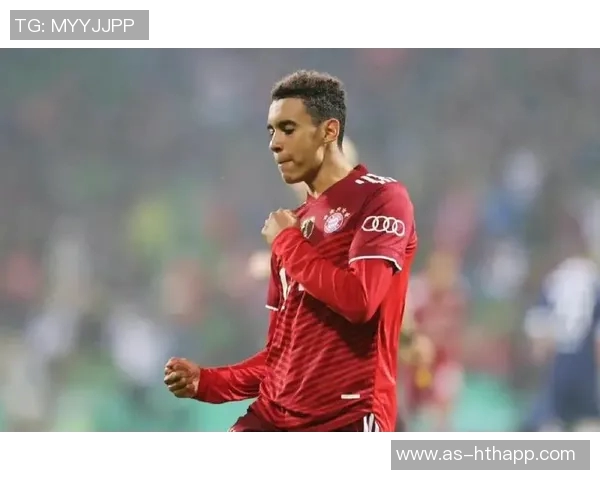 穆西亚拉亲临训练场为队友加油助威并热情签名回馈球迷